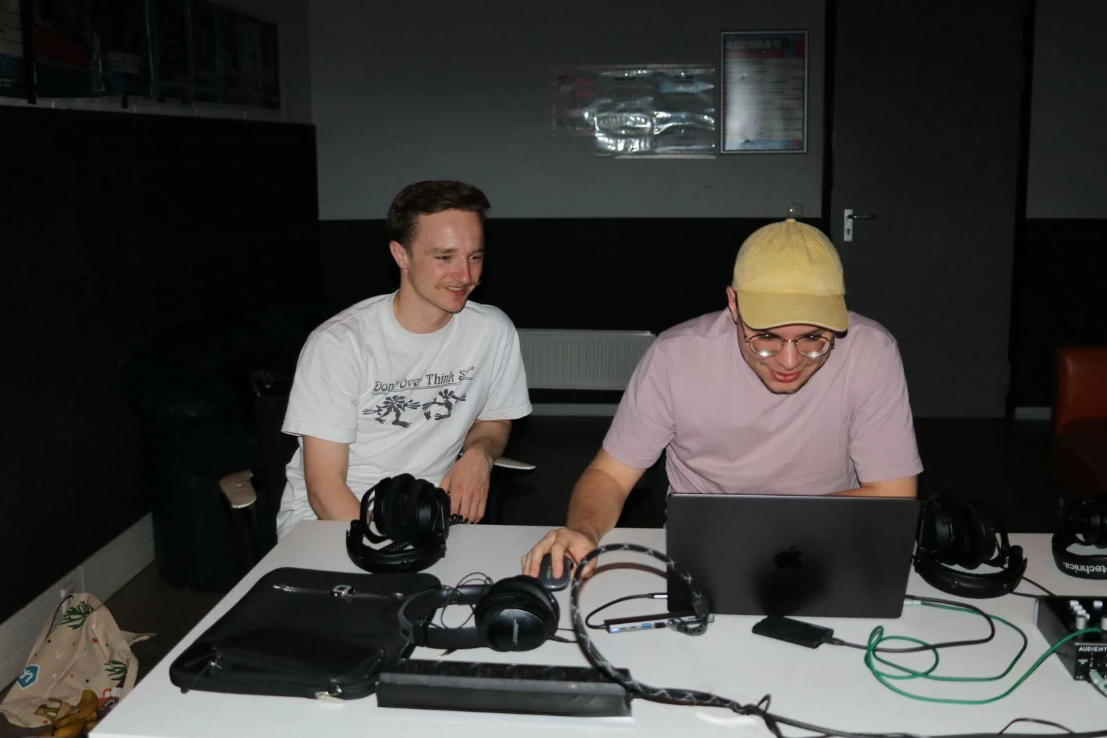 Edward en Mart van Beatmolen werken samen aan muziek in de studio