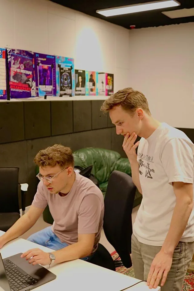 Edward en Mart van Beatmolen samen aan het werk in de studio